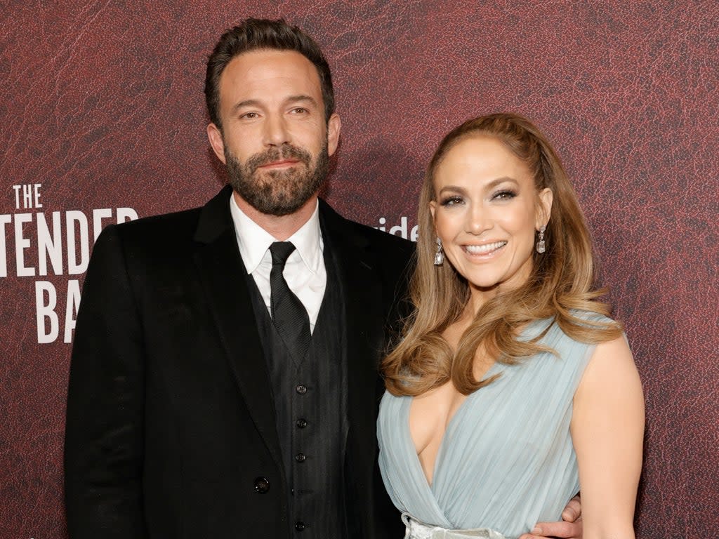 Ben Affleck y Jennifer Lopez asisten al estreno en Los Ángeles de ‘The Tender Bar’ en el Teatro Chino TCL el 12 de diciembre de 2021 en Hollywood, California (Getty Images)