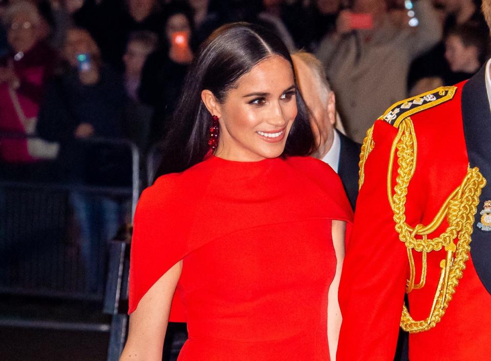 Meghan Markle radieuse en rouge