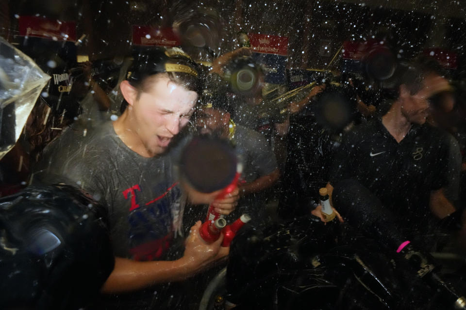 Corey Seager, de los Rangers de Texas, festeja la conquista de la Serie Mundial ante los Diamondbacks de Arizona, el miércoles 1 de noviembre de 2023 (AP Foto/Godofredo A. Vásquez)