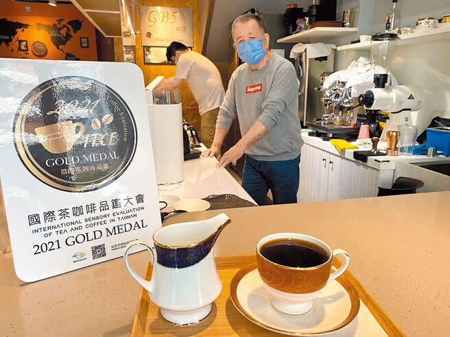 「GB5 Lab Cafe & Beans」老闆葉榮聰由體育老師退休跨界成為咖啡職人，滿肚子都是咖啡經。（陳育賢攝）