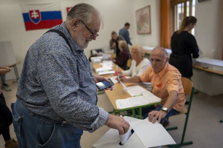 Un votante deposita su voto en un colegio electoral en Bratislava, Eslovaquia, el sábado 30 de septiembre de 2023