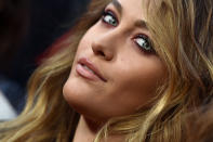 <p>Con aspecto sereno y una media sonrisa. Así ha reaparecido este lunes Paris Jackson apenas unos días después de que el portal ‘TMZ’ asegurara el pasado sábado que la joven había intentado suicidarse en su casa de Los Ángeles. (Foto: Axelle / Bauer-Griffin / FilmMagic / Getty Images). </p>