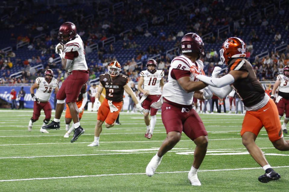 New Mexico State running back Star Thomas, front left, catches a pass for a touchdown against Bowling Green during the first half of the Quick Lane Bowl NCAA college football game, Monday, Dec. 26, 2022, in Detroit. (AP Photo/Al Goldis)