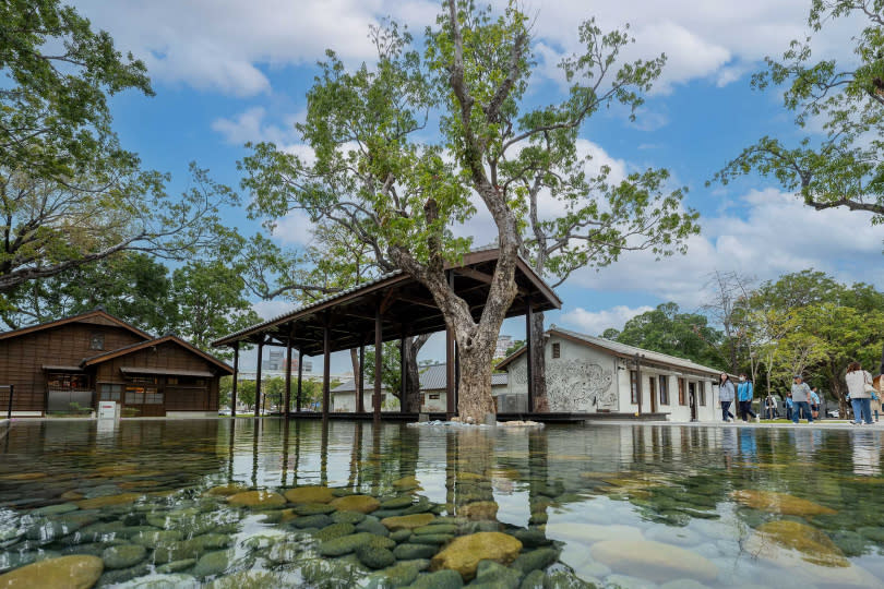 園區的鏡湖因為有著清澈水色倒影加上一旁的日式建築，成為遊客最愛打卡點之一。（圖／焦正德攝）