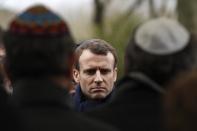 <p>Der französische Staatspräsident Emmanuel Macron besucht nahe Paris das Begräbnis von Mireille Knoll auf dem Friedhof von Bagneux. Die 85-jährige Holocaust-Überlebende, die vor 76 Jahren den Nazis entkommen konnte, wurde letzte Woche in ihrer Wohnung in Paris ermordet. Die Behörden gehen von einem antisemitischen Tatmotiv aus. (Bild: AP Photo/Christophe Ena) </p>