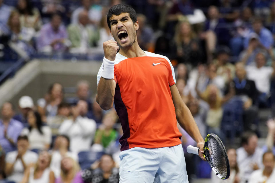 Carlos Alcaraz reacciona tras ganar un punto ante Casper Ruud durante la final del US Open, el domingo 11 de septiembre de 2022. (AP Foto/Charles Krupa)