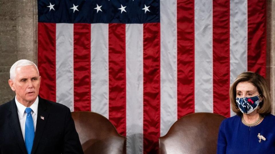 El vicepresidente, Mike Pence, junto a Nancy Pelosi, presidenta de la Cámara de Representantes del Congreso.