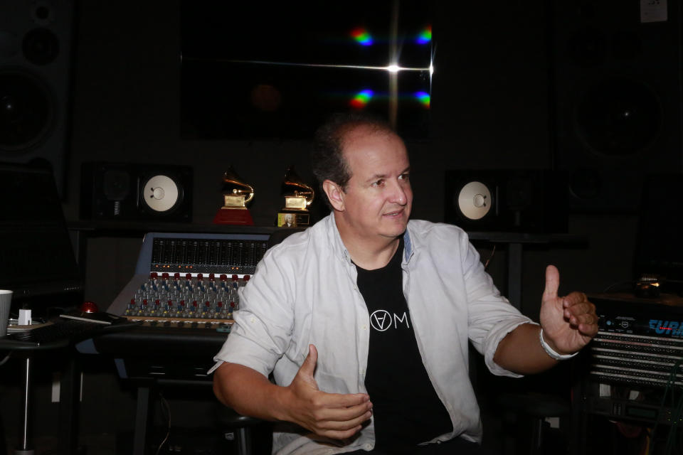 El productor colombiano Julio Reyes Copello durante una entrevista en su estudio de grabación en Miami el martes 25 de febrero del 2020. El Abbey Road Institute anunció esta semana que abrirá su primera escuela de música en Estados Unidos en sociedad con Reyes Copello. (AP Foto/Brynn Anderson)