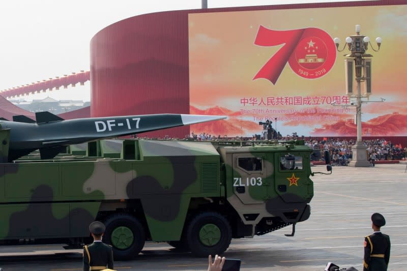 美國軍方官員承認，美國的高超音速武器開發計劃落後於中國。圖為中國在北京閱兵式上展示了新的飛彈技術。（AP）