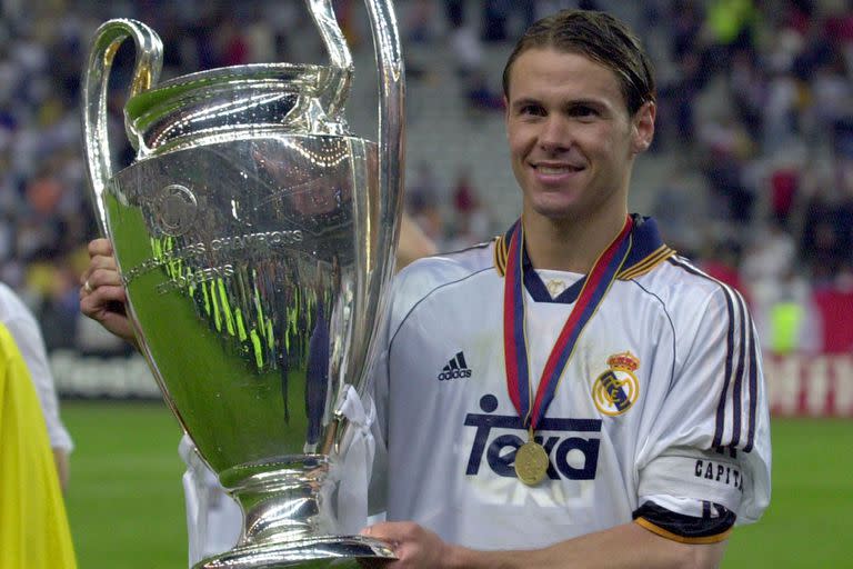 Fernando Redondo, capitán de Real Madrid, festeja la obtención de la Liga de Campeones de Europa 99/00, al vencer 3-0 a Valencia