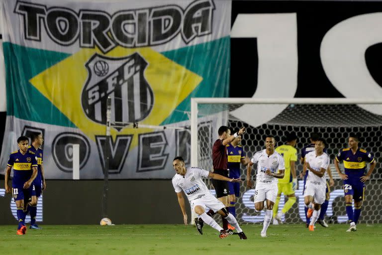 Diego Pituca festeja su gol durante el partido que disputan Boca Juniors y Santos por la semifinal de la Copa Libertadores.