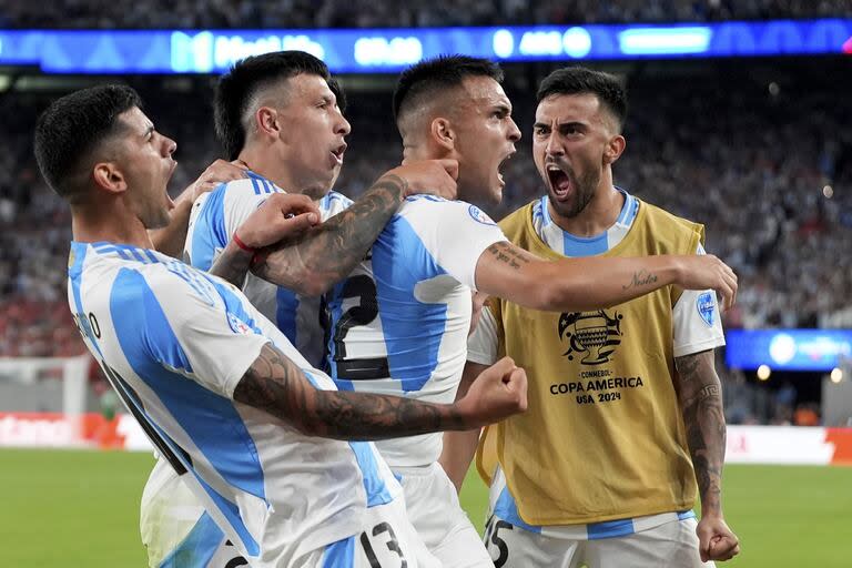 Lautaro Martínez festejando el gol del triunfo argentino