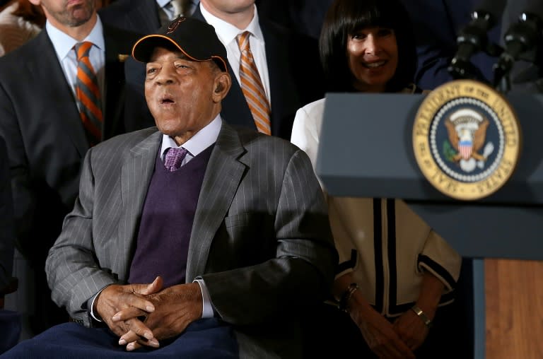 Willie Mays, membre du Hall of Fame du baseball, écoute le président des Etats-Unis Barack Obama accueillir les San Francisco Giants, champions des World Series, à la Maison Blanche le 4 juin 2015 à Washington (WIN MCNAMEE)