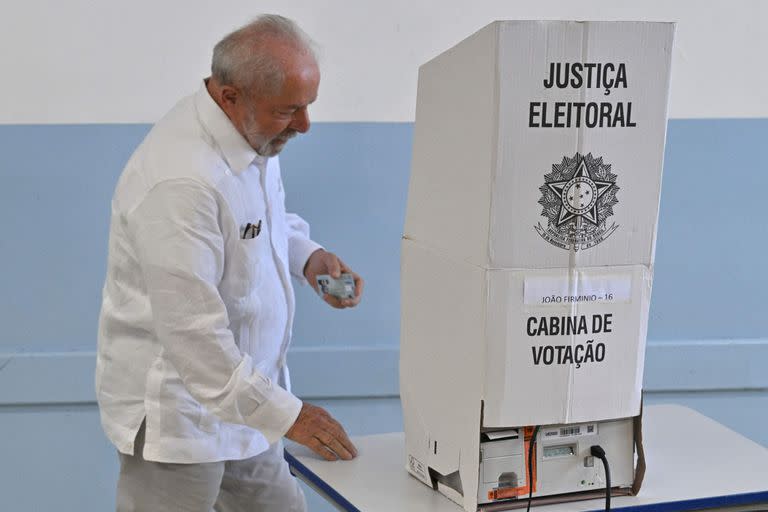 El expresidente brasileño (2003-2010) y candidato del Partido de los Trabajadores (PT) Luiz Inacio Lula da Silva emite su voto durante la segunda vuelta de las elecciones presidenciales, en Sao Paulo, Brasil, el 30 de octubre de 2022.