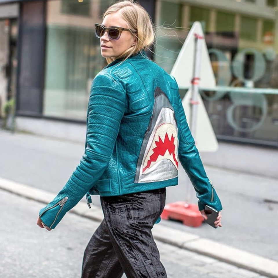 Wer noch keine Bikerjacke besitzt, sollte sich schnellstens eine zulegen. Statt Schwarz greifen Sie besser zu Knallfarben und Modellen mit Patches, Nieten, Aufdrucken oder Stickereien. (Instagram/stylesightworldwide)