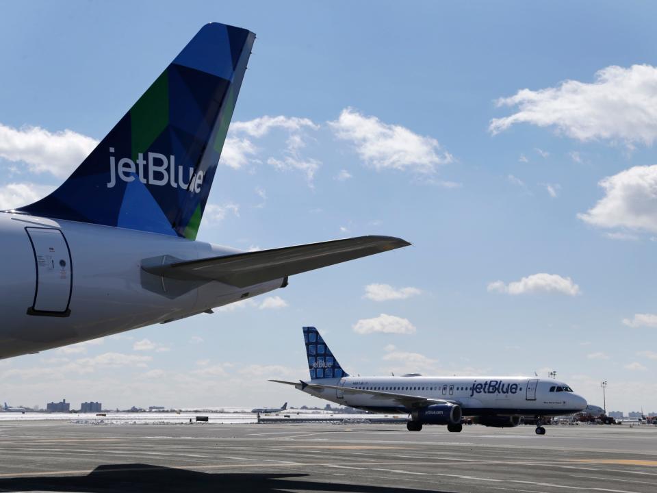 JetBlue A321 tail.