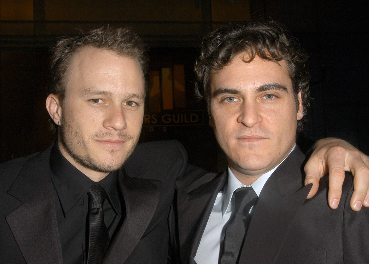 Heath Ledger y Joaquin Phoenix se cruzaron en vida mucho antes de tener al Joker como denominador común. (Foto de Ron Wolfson/WireImage)