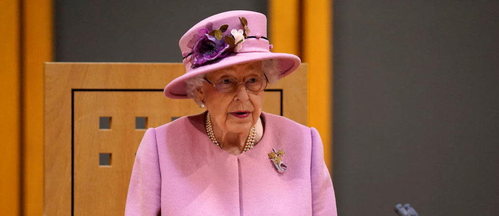 Alors que son micro n'était pas éteint, Elizabeth II est sortie de sa réserve en critiquant les leaders mondiaux « qui parlent mais n'agissent pas » contre le réchauffement. 
