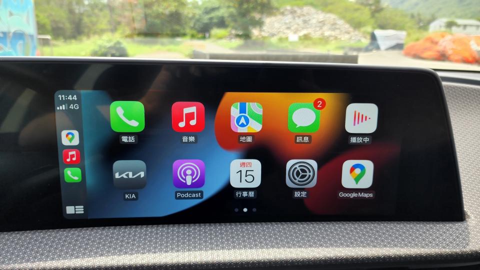 可支援Apple CarPlay & Android Auto手機連結功能的12.3吋多媒體觸控螢幕，讓我們可一面導航以及聽不完的流行歌曲。
