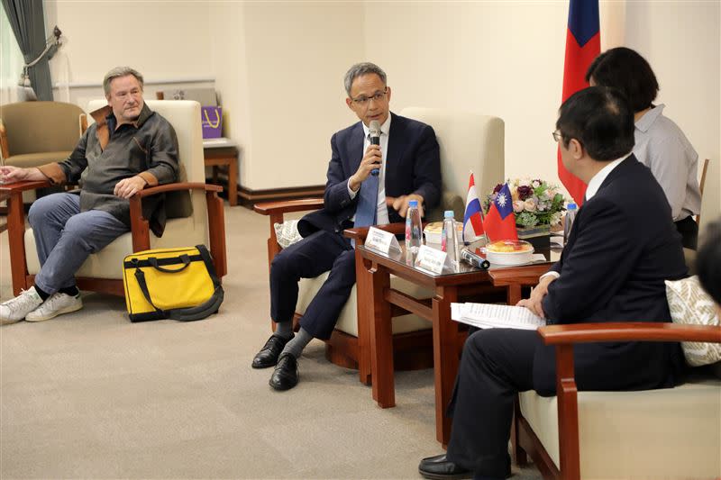 台南市長黃偉哲與荷蘭在台辦事處代表及台洋劇團羅斌博士。（圖／翻攝自台南市新聞及國際關係處）