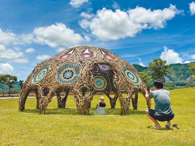 疫情趨緩，台東景點出現遊客，雙十連假旅宿業訂房率更達8成以上。（本報資料照片）