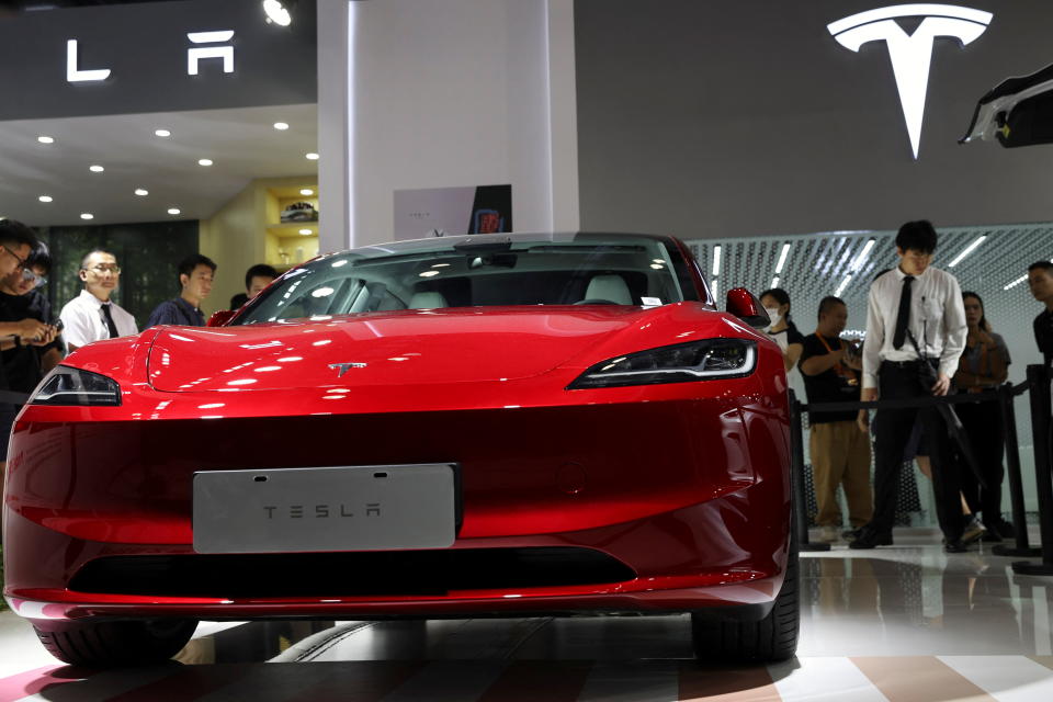 特斯拉新款 Model 3 轿车于 2023 年 9 月 2 日在中国北京举行的中国国际服务贸易展览会 (CIFTIS) 上亮相。 路透社/弗洛伦斯·洛