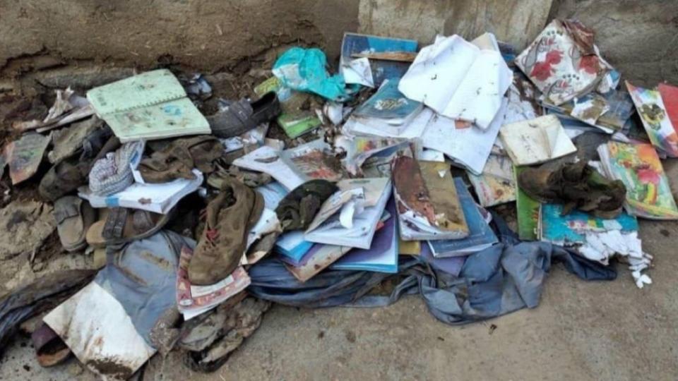 大量教科書、以及學生掉落的布鞋堆放在爆炸現場。（圖／翻攝自推特／@a_siab）
