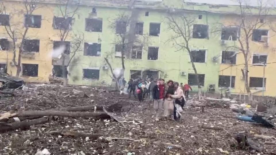 Imagen compartida por la agencia Reuters que muestra la destrucción en un hospital en Mariúpol.