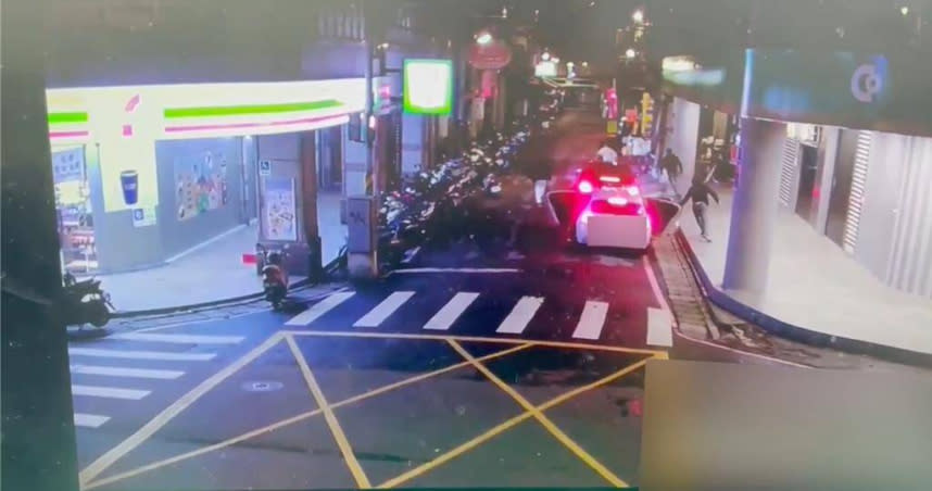 三峽某KTV於16日凌晨傳出流血衝突，24歲廖姓男子慘遭2車人馬砍傷送醫救治。（圖／翻攝畫面）