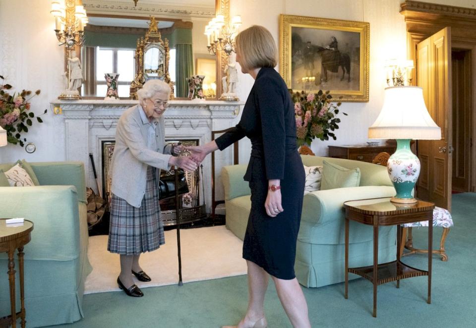 英國外交大臣特拉斯(Liz Truss)6日獲得女王伊莉莎白二世(Queen Elizabeth II)的任命之後，正式成為英國新首相。(圖：The Royal Family推特)