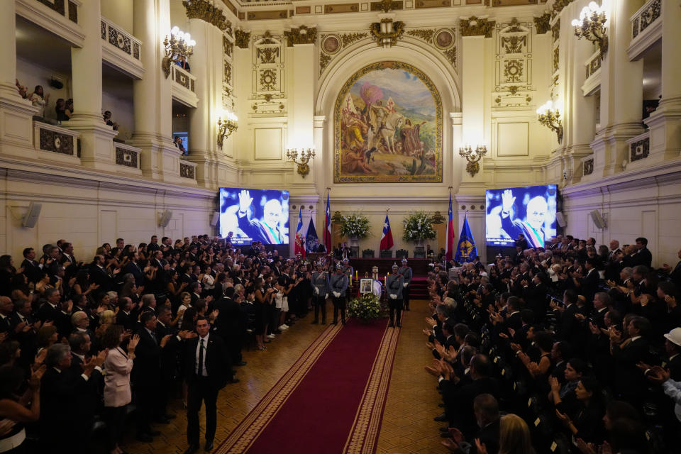 La gente aplaude durante el velorio del expresidente chileno Sebastián Piñera en el Congreso en Santiago, Chile, el viernes 9 de febrero de 2024. El dos veces expresidente murió el 6 de febrero en un accidente de helicóptero. Tenía 74 años. (AP Foto/Esteban Félix)