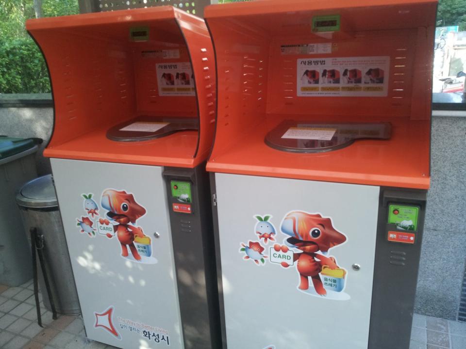 Kiosks for collecting food waste in Seoul, South Korea. <a href="https://en.wikipedia.org/wiki/Waste_management_in_South_Korea#/media/File:Q18919_food_waste_box_A01.jpg" rel="nofollow noopener" target="_blank" data-ylk="slk:Revi/Wikipedia;elm:context_link;itc:0;sec:content-canvas" class="link ">Revi/Wikipedia</a>, <a href="http://creativecommons.org/licenses/by/4.0/" rel="nofollow noopener" target="_blank" data-ylk="slk:CC BY;elm:context_link;itc:0;sec:content-canvas" class="link ">CC BY</a>