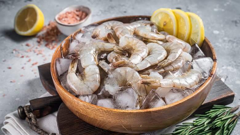 Raw shrimp with lemon