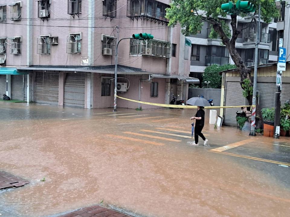 龜山區也因牆降雨造成多處積淹水，車輛在積水道路上涉水前行。（警方提供）