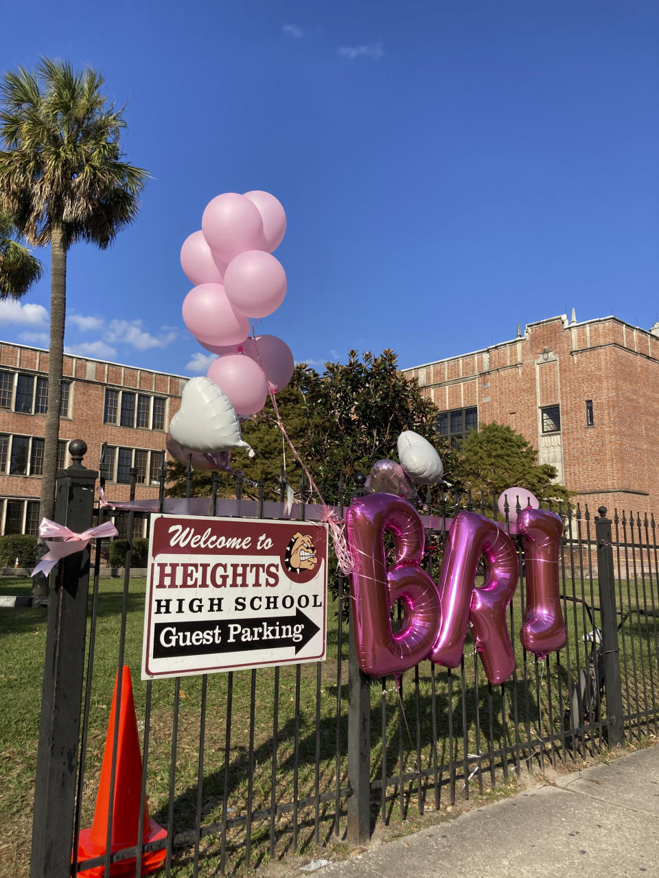 Una ofrenda colocada en la cerca de la Secundaria Heights donde Brianna Rodriguez estudiaba el 8 de noviembre de 2021, en Houston. Rodriguez murió por las heridas que sufrió en el festival musical Astroworld el 5 de noviembre. (Foto AP/Jamie Stengle)