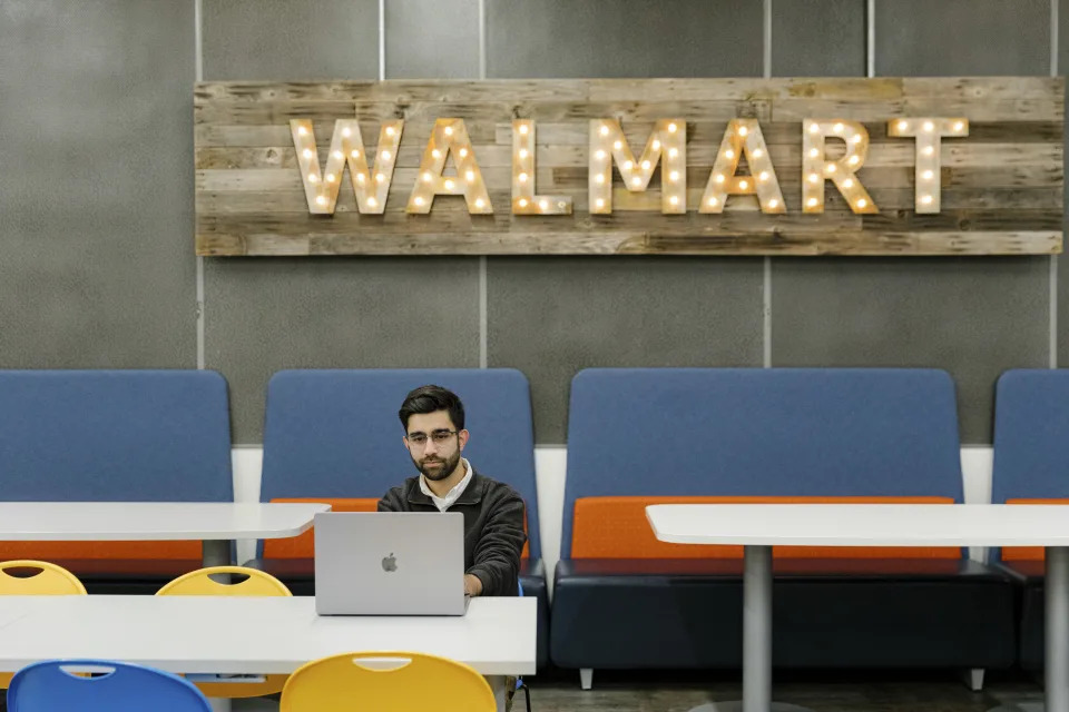 Brandon Mohajeri, quien hace poco renunció a su empleo en una empresa emergente tecnológica para ir a trabajar a Walmart, empresa que está contratando mucho talento tecnológico, en Sunnyvale, California, el 15 de diciembre de 2022. (Jason Henry/The New York Times)