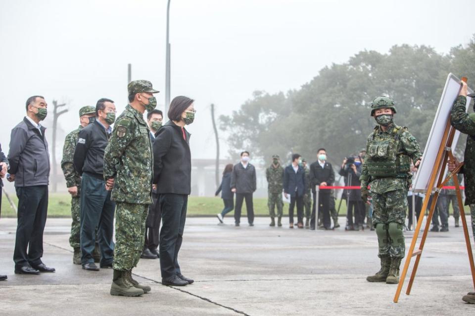 總統抵達後，首先聽取「戰備部隊」簡報。（圖／軍聞社提供）