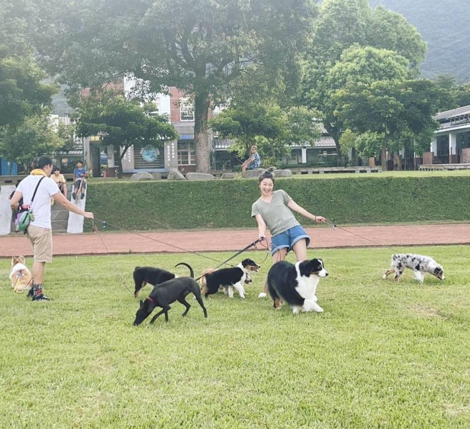 邵庭日前帶7隻狗到台東蝴蝶谷遊玩戲水，遭當地人驅趕爆發衝突。（翻攝自邵庭臉書）