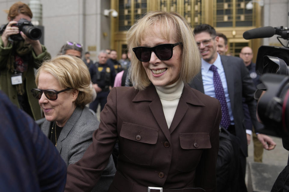 Jean Carroll, Autorin aus den USA, verlässt das Bundesgericht in New York (Bild: Seth Wenig/AP/dpa)