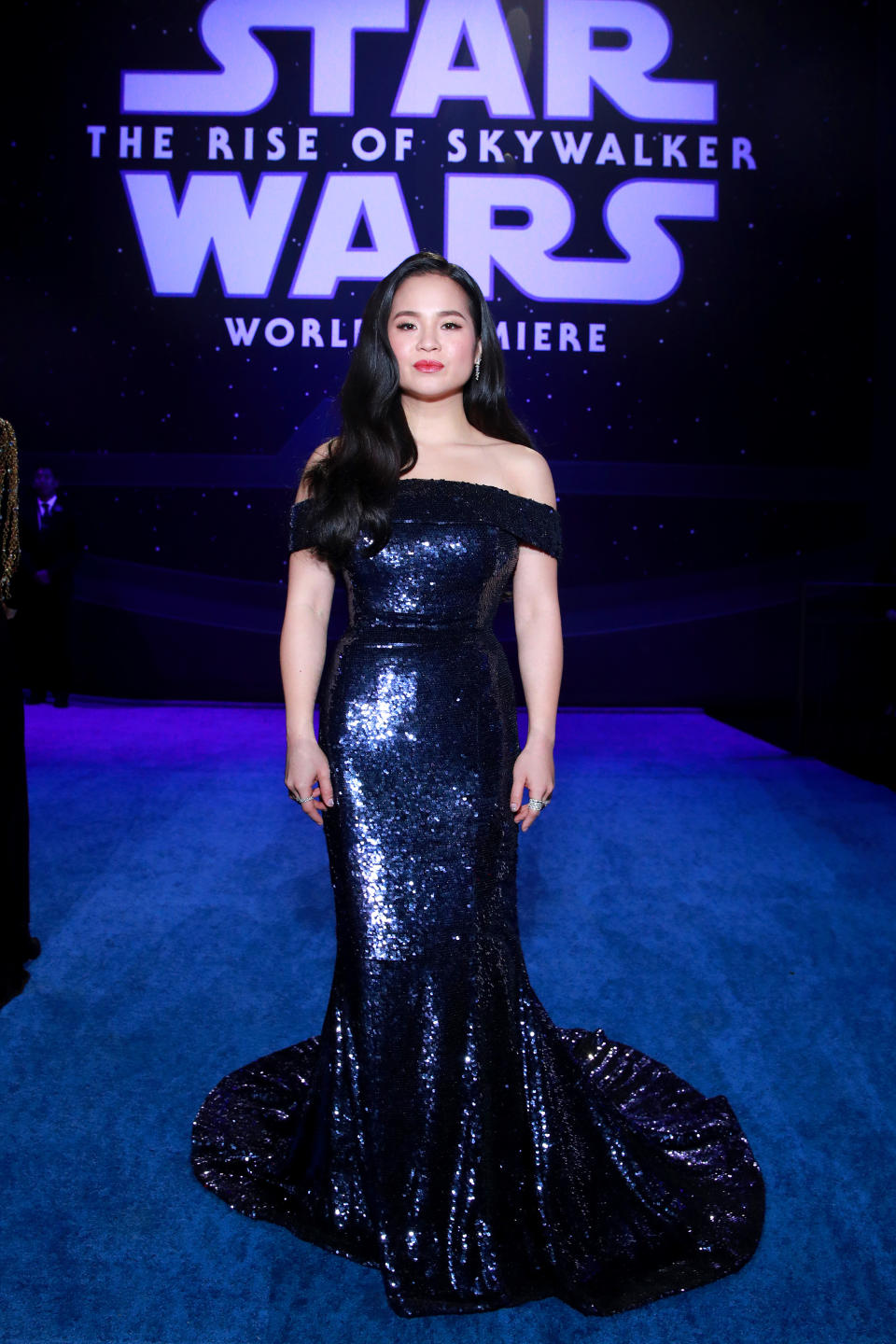 Kelly Marie Tran (Rose Tico) triunfó en la <em>premiere</em> con un vestido de lentejuelas con escote 'Bardot'. (Foto: Rich Fury / Getty Images)