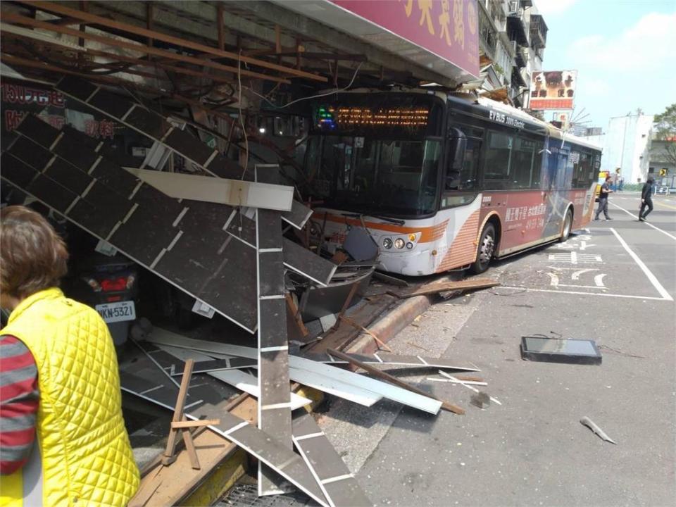 北市公車失控衝入騎樓　險撞進火鍋店釀2路人傷