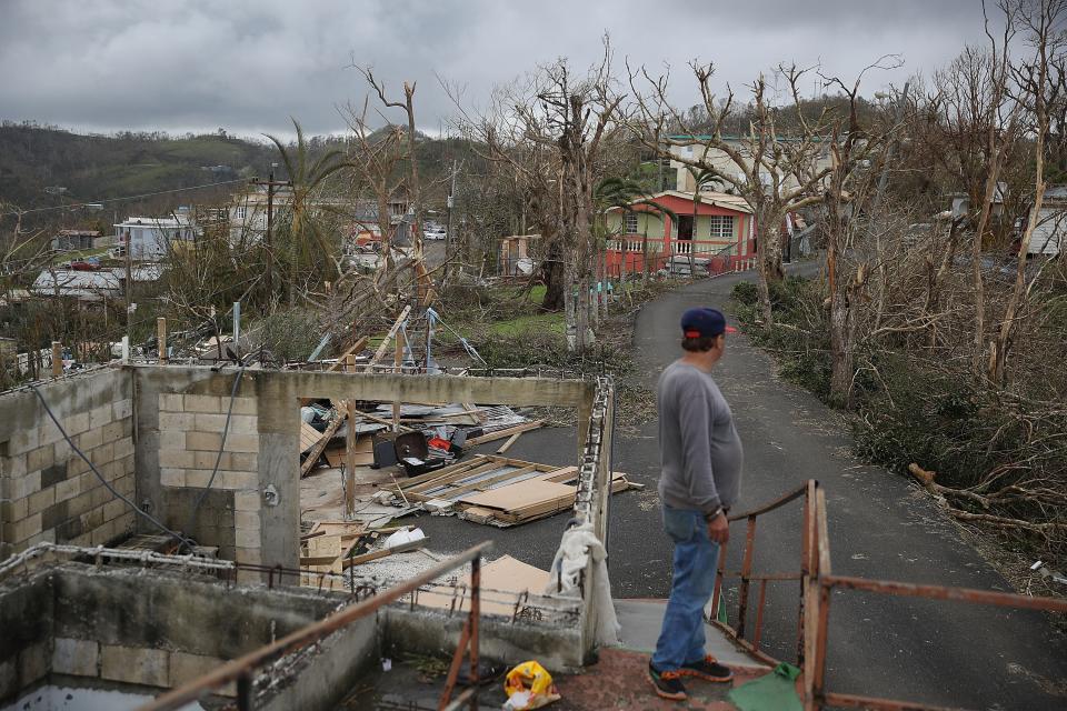 <p>Telesforo Menendez contabiliza los daños en su barrio Hayales de Coamo. (Photo by Joe Raedle/Getty Images) </p>