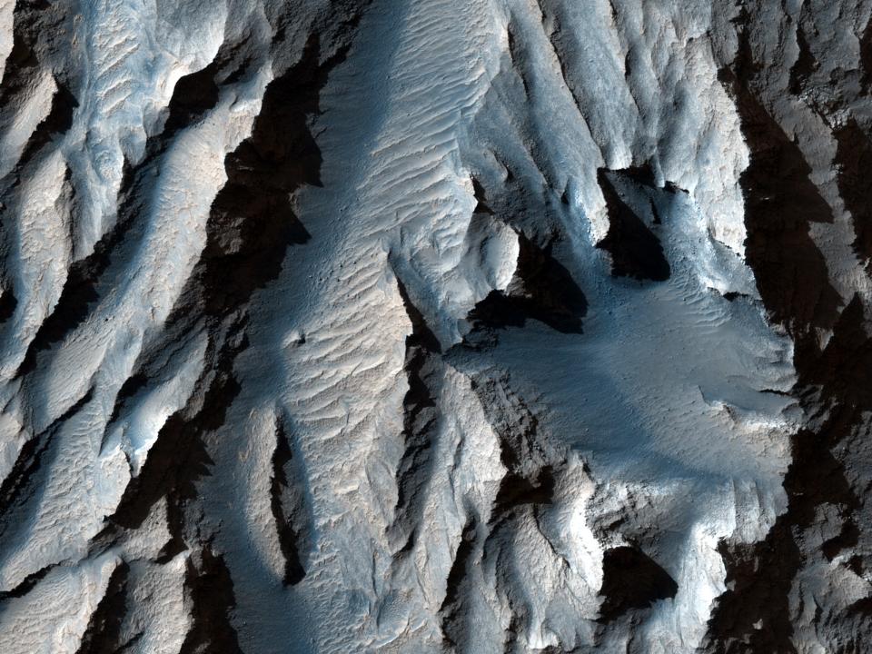 The Tithonium Chasma (part of Mars’ Valles Marineris) is slashed with diagonal lines of sediment that could indicate ancient cycles of freezing and melting, according to LiveScience.