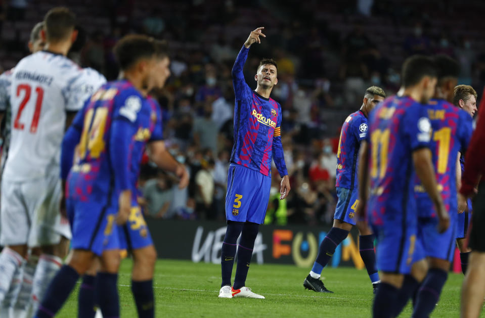 El capitán del Barcelona Gerard Piqué hace un gesto después de la derrota ante el Bayern Múnich en un partido de la Liga de Campeones, el martes 14 de septiembre de 2021 (AP Foto/Joan Monfort)