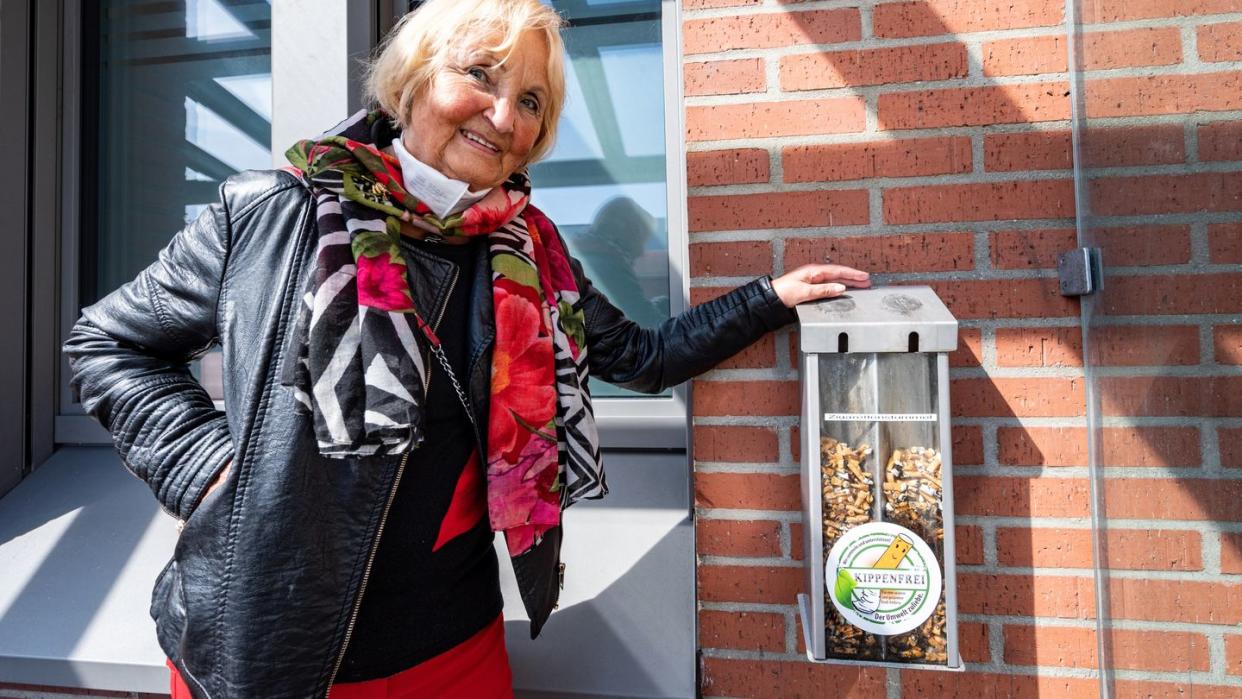 Karin Meixner-Nentwig von dem Verein "Amberger Kippenjäger" neben einem Sammelbehälter mit Zigarettenkippen.