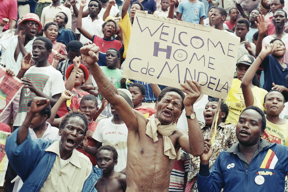 La salida de Mandela de la cárcel fue un triunfo para los partidarios del ANC. Más de 20.000 personas se reunieron ese domingo 11 de febrero de 1990 en Soweto, Sudáfrica, para celebrar la liberación. (Foto AP / Raymond Preston)