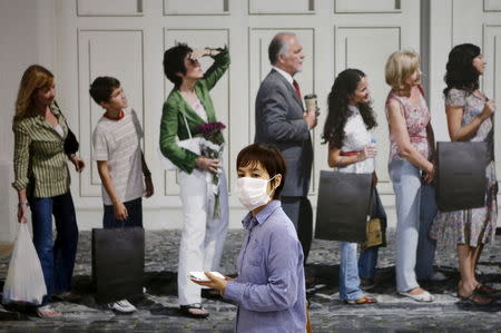 A woman wearing a mask to prevent contracting Middle East Respiratory Syndrome (MERS) walks at an underground shopping district in Seoul, South Korea, June 19, 2015. REUTERS/Kim Hong-Ji