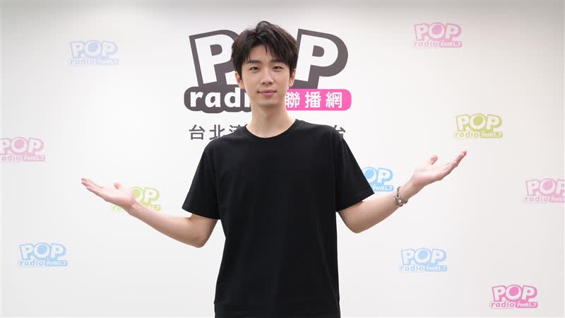 曹楊拿嘔吐袋寫歌詞。（圖／POP Radio提供）