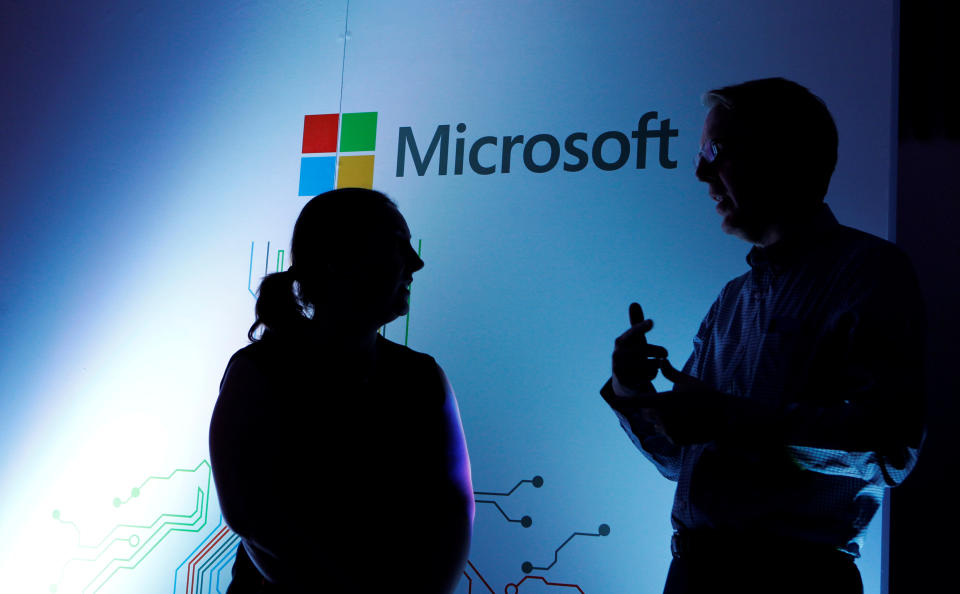 El vicepresidente corporativo de Microsoft, Michael Fortin, habla con un delegado en la apertura de Microsoft Corp; Centro de desarrollo de África (ADC) en Nairobi, Kenia, 14 de mayo de 2019. REUTERS / Stringer