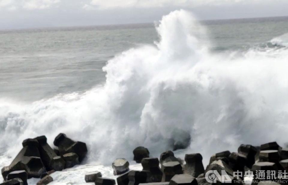 受到颱風舒力基影響，22日台東沿海出現晴天巨浪，打在礁岩上激出10米高浪花，台東往返綠島、蘭嶼客輪停航，漁船紛紛進港躲風浪。（中央社）